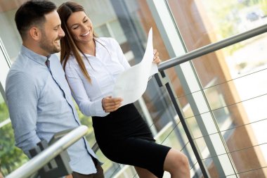 İş adamları iş yerinde eğleniyor ve sohbet ediyorlar.