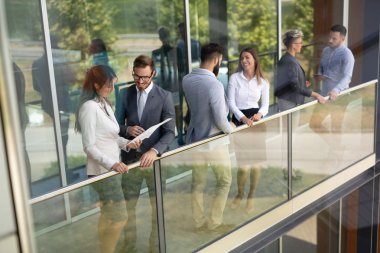 Bir grup mimar ve iş adamı birlikte çalışıyor ve beyin fırtınası yapıyorlar.