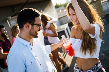 Neşeli genç dans eden çift yazın eğleniyor ve eğleniyor.