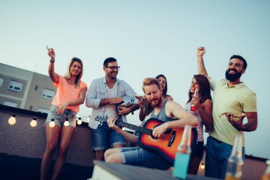 Çatı partisinde arkadaşlarınızla harika vakit geçiriyor