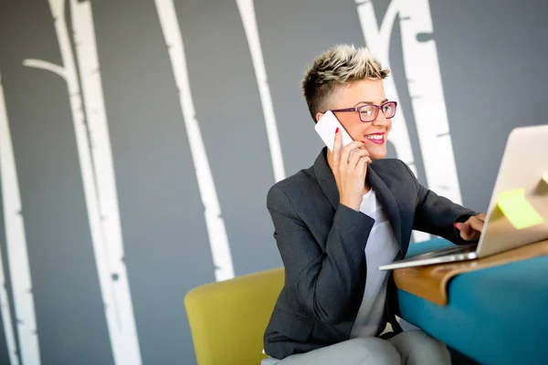 Business Concept Jonge Zakenvrouw Praten Aan Telefoon Het Kantoor — Stockfoto