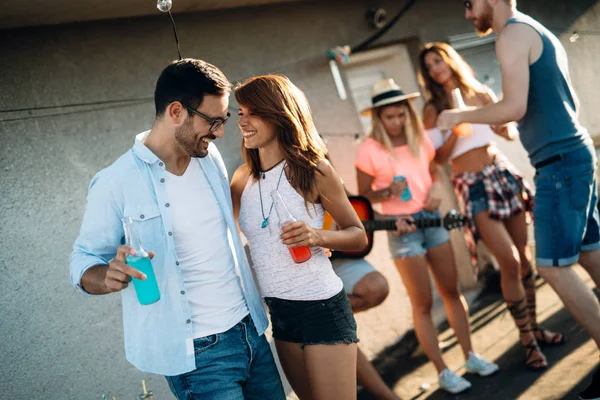 Grupo Hermosos Amigos Despreocupados Bailando Divertirse Verano — Foto de Stock