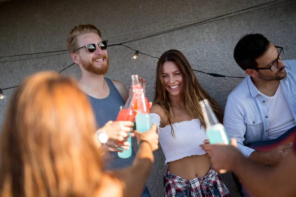 Grupo Jovens Divertindo Uma Festa Verão — Fotografia de Stock