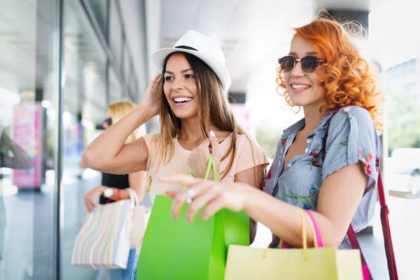 Concepto Comercial Turístico Hermosas Chicas Con Bolsas Compras Ctiy — Foto de Stock