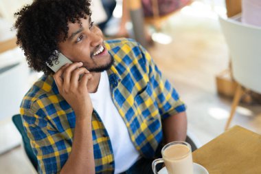 Şehirde sakallı yakışıklı genç hipster adam cep telefonundan arıyor