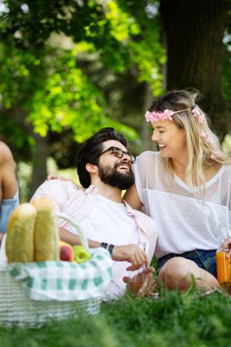 Mutlu genç çift birlikte parkta bir gün zevk