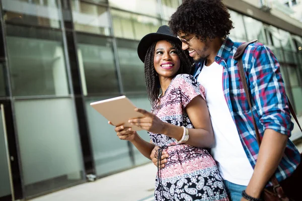 Junges Modernes Stilvolles Paar Mit Tablet Urbaner Stadt Freien — Stockfoto