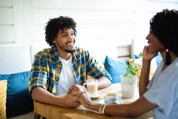 Dos Personas Cafetería Disfrutando Del Tiempo Que Pasan Juntos Felices —  Fotos de Stock