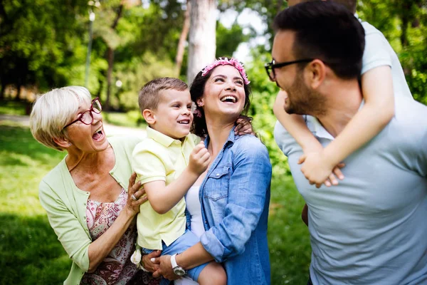 Happy Multi Generace Rodina Těší Piknik Parku — Stock fotografie