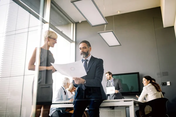 Geschäftsleute Arbeiten Brainstorming Als Team Büro — Stockfoto