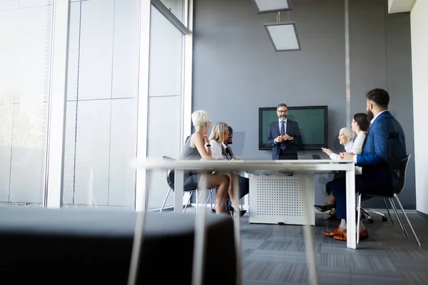 Gruppo Uomini Affari Felici Brainstorming Incontro Ufficio — Foto Stock