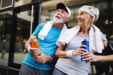 Aktif ve sportif üst düzey çiftler sağlıklı spor aktiviteleri yapıyorlar.