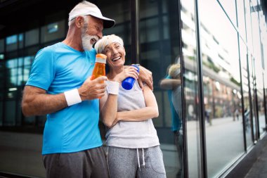 Mutlu son sınıf çifti sağlıklı bir yaşam için egzersiz yapıyor.