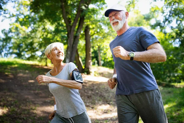 Pasangan Dewasa Atau Senior Berolahraga Luar Ruangan Berlari Taman — Stok Foto