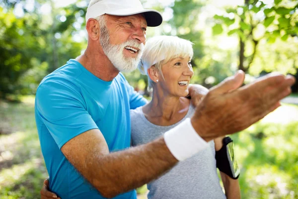 Frumos Cuplu Senior Care Rulează Afară Pădure Însorită — Fotografie, imagine de stoc