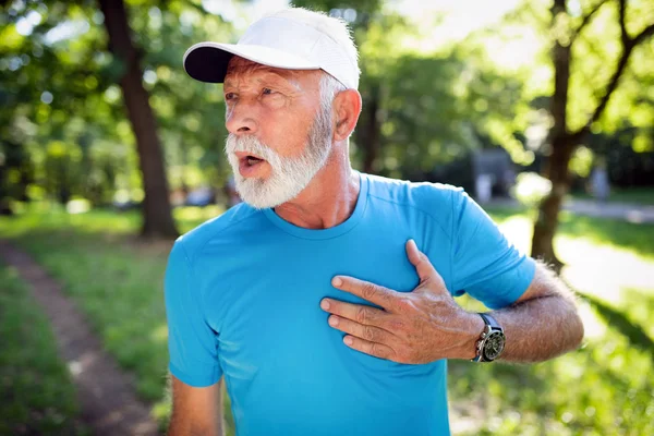 Старший Чоловік Здійснює Відкритому Повітрі Запобігання Серцево Судинних Захворювань Серцевого — стокове фото