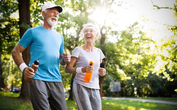 Pasangan Senior Yang Aktif Dan Sporty Terlibat Dalam Kegiatan Olahraga — Stok Foto