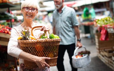 Pazarda güzel yaşlı çift alışveriş Portresi