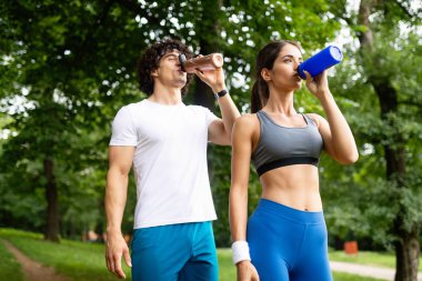 Koşu egzersiz açık bir parkta genç mutlu kadın