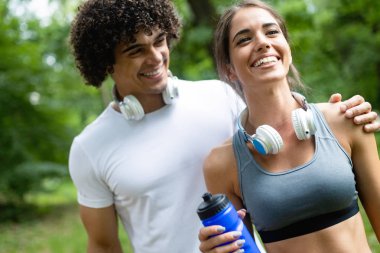 Güzel çift doğa yaşam sağlıklı çalışan koşu