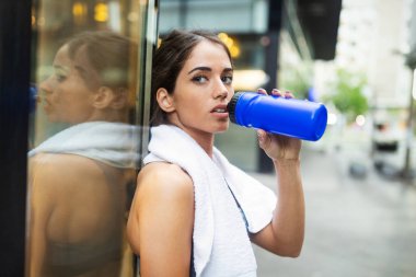 Kadın atlet bir mola ve içme suyu şehirde yaşıyor