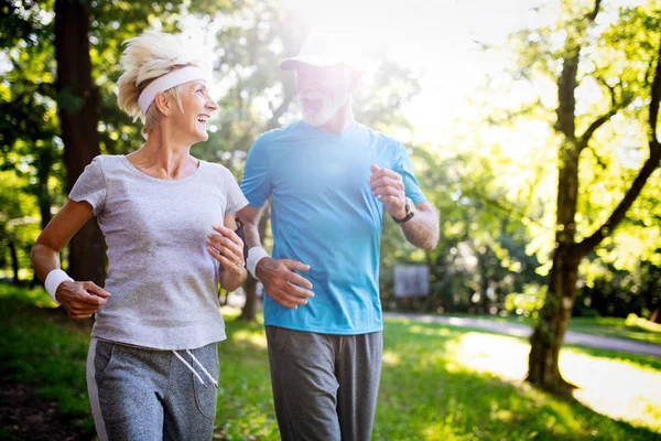 Mooi Senior Paar Loopt Buiten Zonnig Bos — Stockfoto