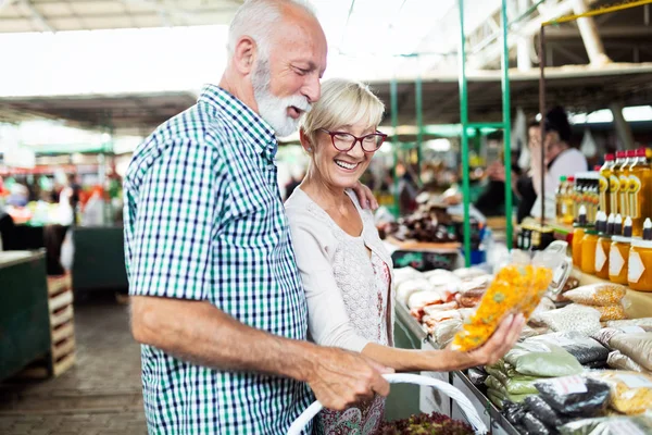 Senior Shopping Paar Met Mand Markt Gezond Dieet — Stockfoto
