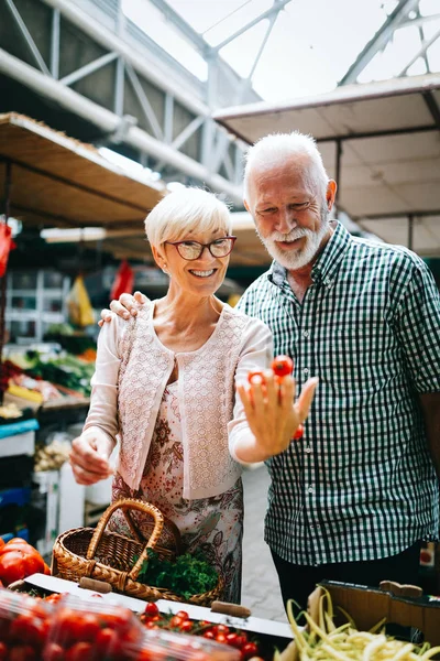 Senior Para Zakupy Warzyw Owoców Rynku Zdrowa Dieta — Zdjęcie stockowe