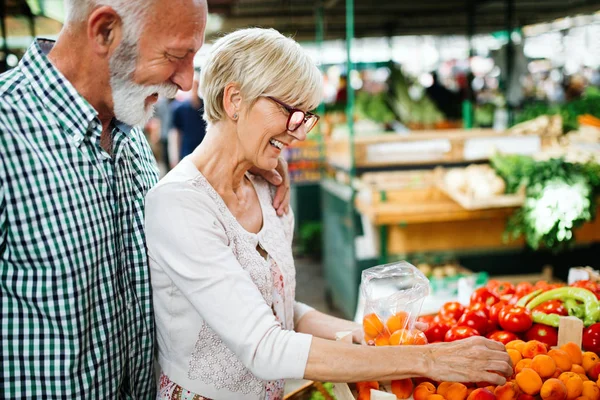 Apenas Melhores Frutas Legumes Casal Sênior Bonita Compra Alimentos Frescos — Fotografia de Stock