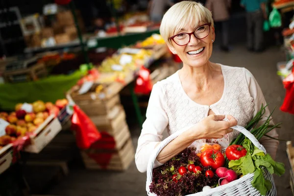 Immagine Una Donna Anziana Felice Sul Mercato Che Compra Frutta — Foto Stock