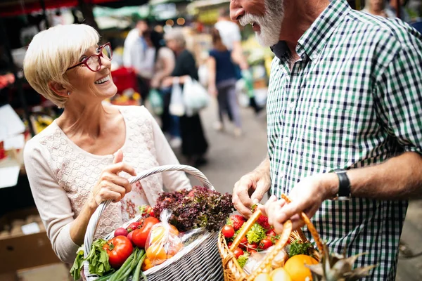 Porträt Eines Schönen Senioren Paares Beim Einkaufen Auf Dem Markt — Stockfoto