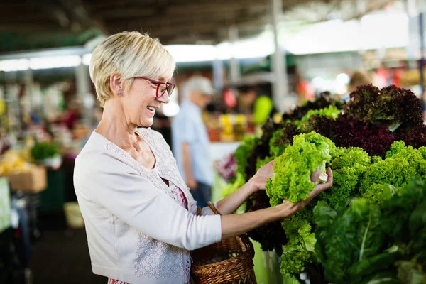 Senior Vásárol Zöldséget Mezőgazdasági Termelők Piacán — Stock Fotó