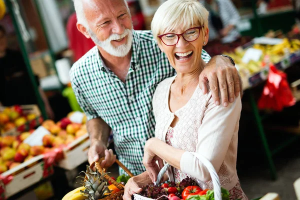 Senior Couple Shopping Légumes Fruits Sur Marché Une Alimentation Saine — Photo