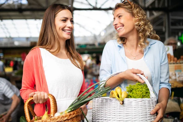 Jovens Mulheres Felizes Comprando Mercado Legumes Frutas Saudáveis — Fotografia de Stock