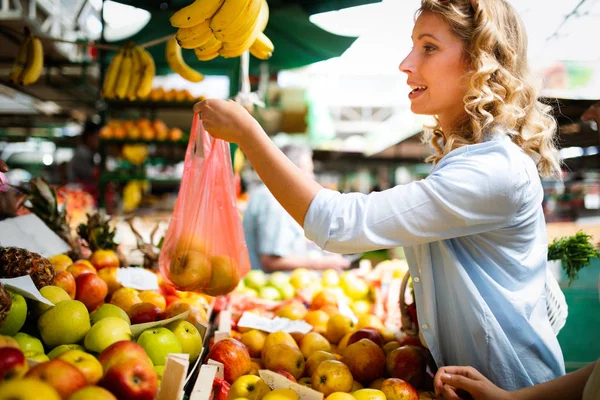 Imagem Uma Mulher Feliz Mercado Comprando Vegetais — Fotografia de Stock