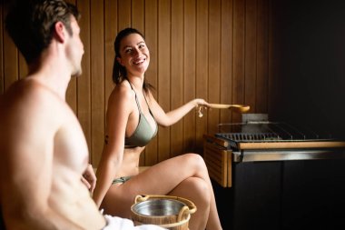 Çift saunada dinleniyor, dinleniyor ve terliyor