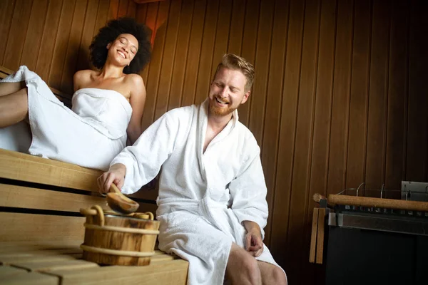 Schönes junges Paar sitzt zusammen in einer Sauna — Stockfoto