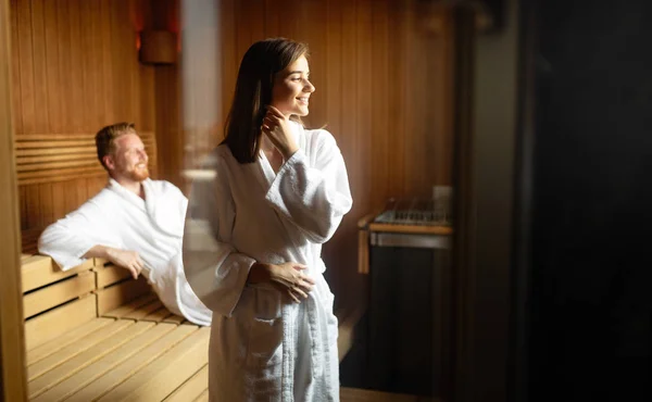 Paar relaxt, ruht und schwitzt in der Sauna — Stockfoto