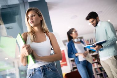 Lise veya üniversite öğrencileri birlikte okuyor ve okuyor. Eğitim kavramları