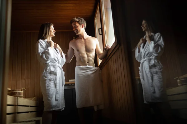 Casal feliz tendo um banho de vapor em uma sauna — Fotografia de Stock