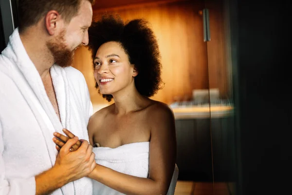 Jeune couple heureux se relaxant dans un sauna au spa hôtel luxe — Photo