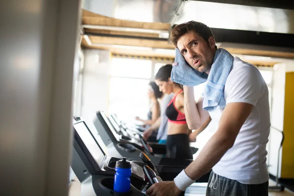 Gente Corriendo Cinta Correr Gimnasio Moderno Haciendo Ejercicio Cardiovascular —  Fotos de Stock