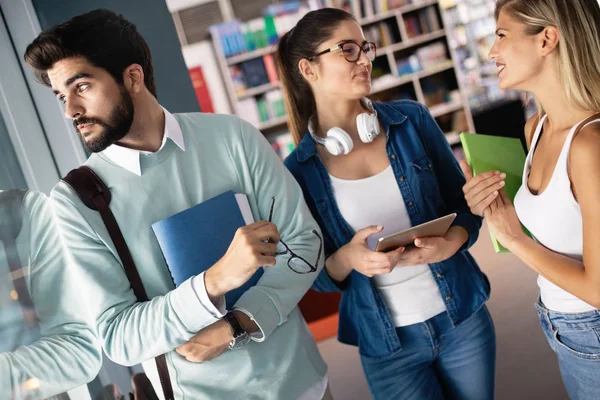 Szczęśliwi Młodzi Studenci Studiujący Razem Grupa Wielorasowych Osób Koledżu — Zdjęcie stockowe