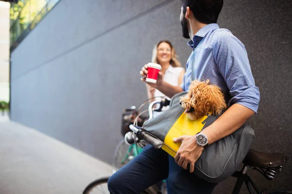 Schönes Romantisches Paar Erholt Sich Der Stadt Mit Hund Und — Stockfoto