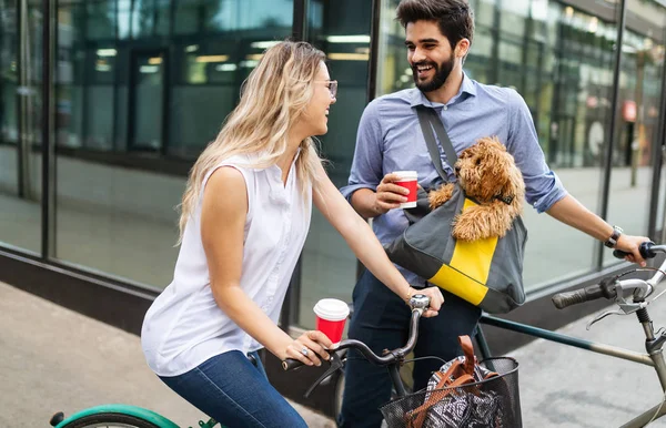 Glückliches Paar Verliebt Spaziergänge Mit Hund Und Lächeln Freien — Stockfoto