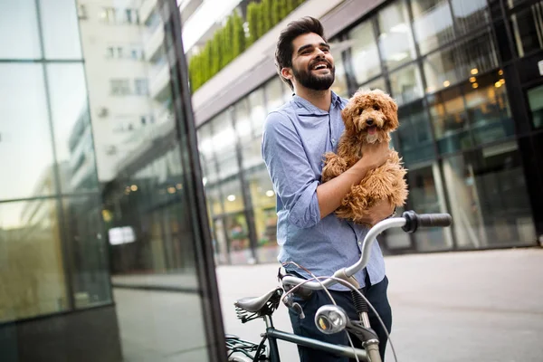 Молодий Бізнесмен Ходить Своєю Милою Собакою — стокове фото