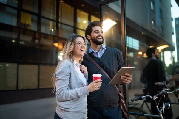 Beaux Amis Marchant Dans Rue Avec Tablette — Photo