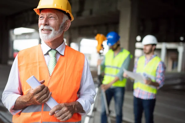 Bauingenieur mit Vorarbeiter überprüft Baustelle — Stockfoto