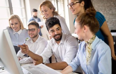 Genç girişimci ofiste yeni bir girişim projesiyle çalışıyor. Takım çalışması süreci.