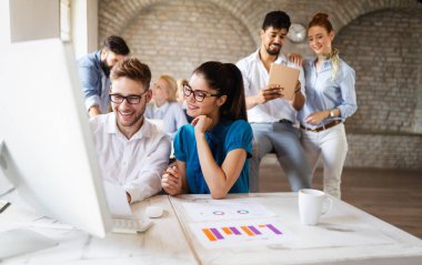 Genç girişimci ofiste yeni bir girişim projesiyle çalışıyor. Takım çalışması süreci.